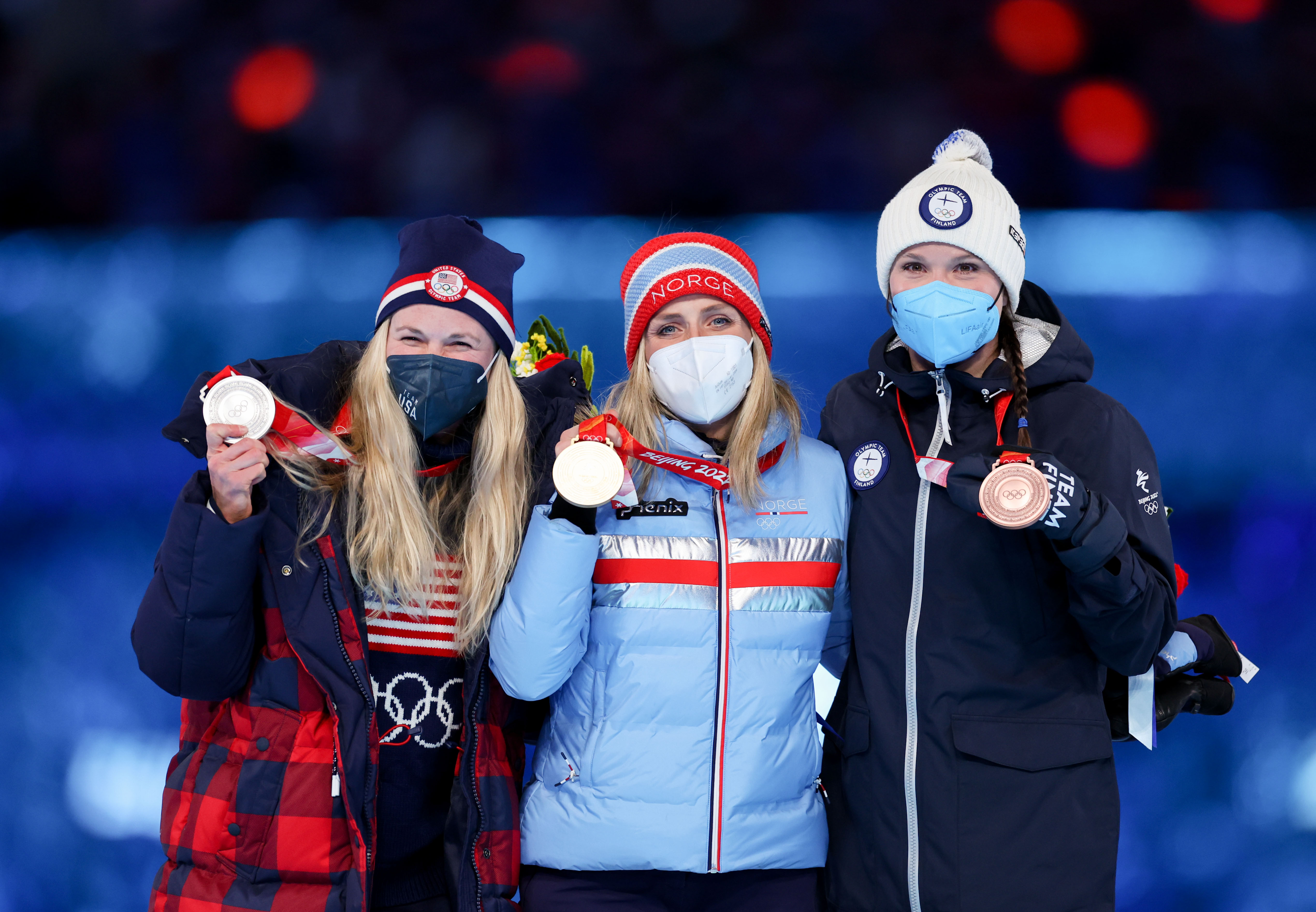 冬奥会闭幕式_北京2022年冬奥会闭幕式_中国代表团旗手高亭宇徐梦桃